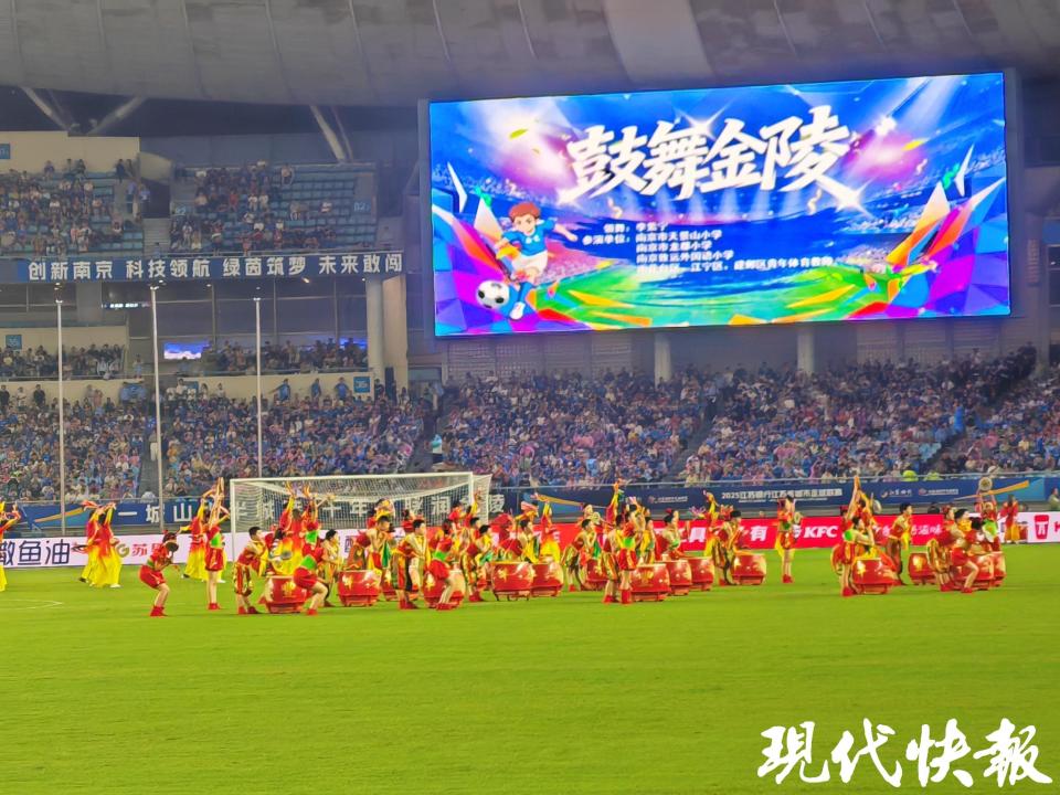 球场中由学, 四年级队员, 毕业生李子 球场中由学, 四年级队员, 毕业生李子