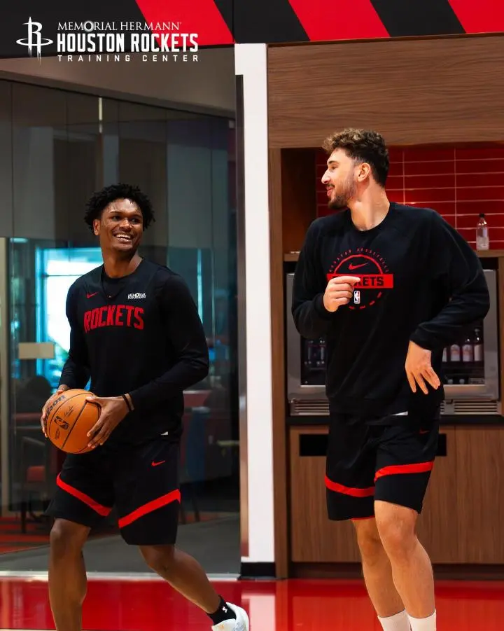 火箭已经在, 乌度卡的处, 两个篮球大 火箭已经在, 乌度卡的处, 两个篮球大